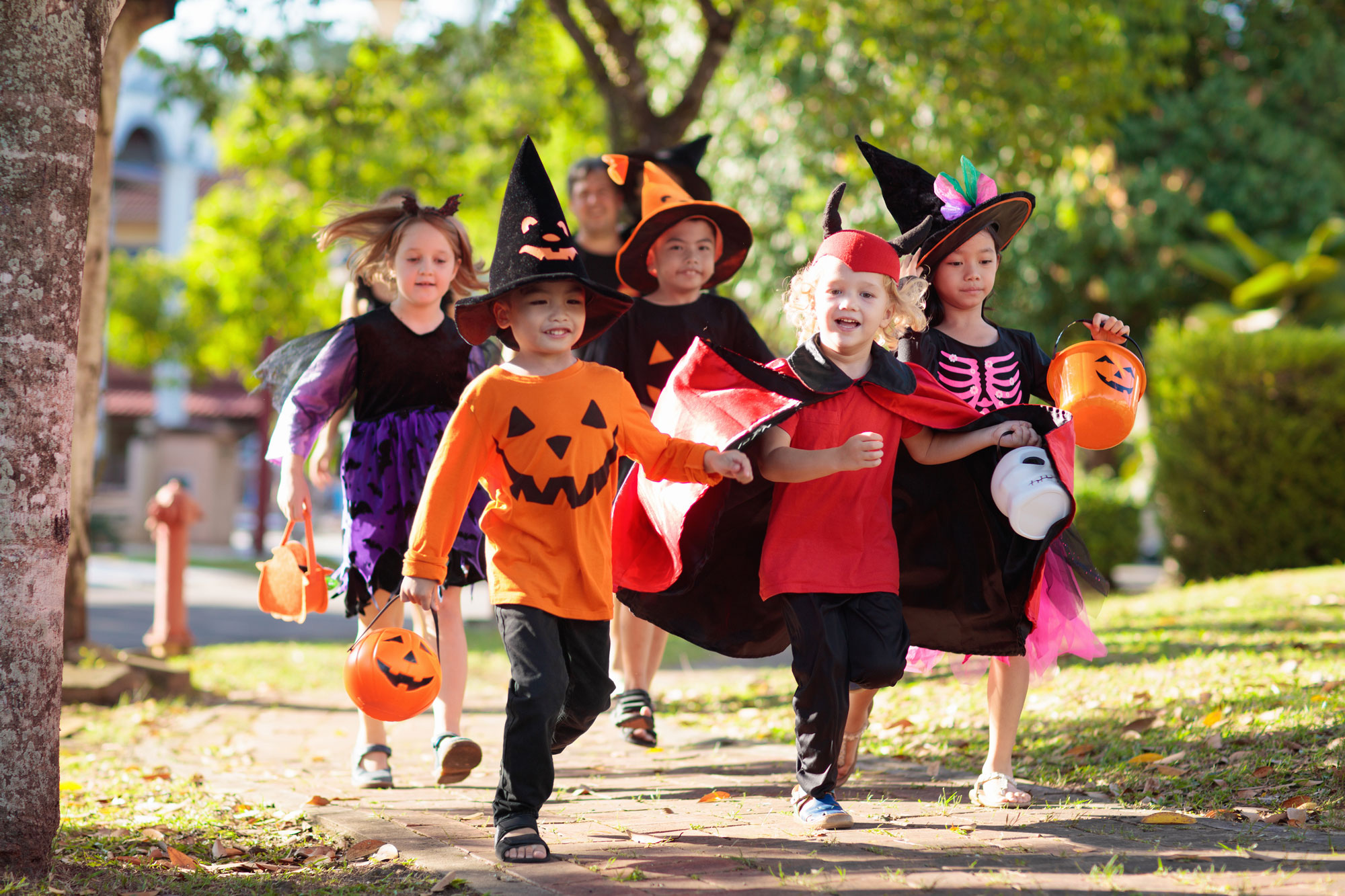 Дети ходят по домам на Хэллоуин